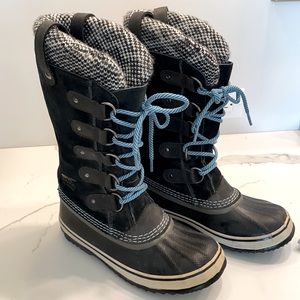 Sorel Winter Boots with Blue Laces